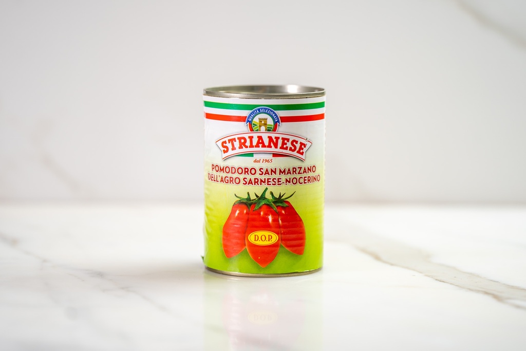 Gepelde tomaten in blik