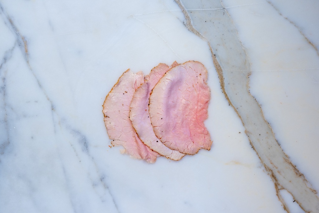 Vitello tonato gesneden in porties met bouillon