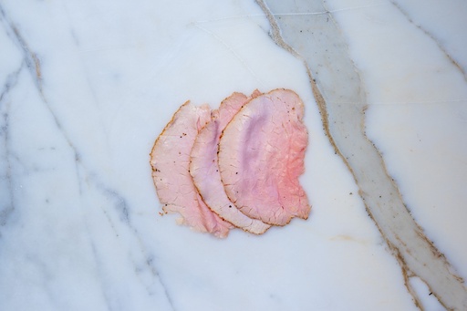 Vitello tonato gesneden in porties met bouillon